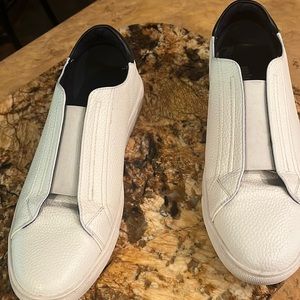 Unlisted white tennis shoe